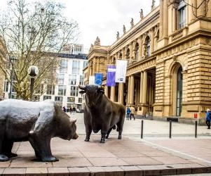 Investitionen ermöglichen es Ihnen, Ihr Vermögen im Laufe der Zeit zu vermehren, indem Sie Ihr Geld in Vermögenswerte wie Aktien, Anleihen, Fonds, Immobilien und mehr anlegen. Sie bergen jedoch immer Risiken, darunter Marktschwankungen, potenzieller Kapitalverlust und Inflation, die die Rendite schmälert. Entscheidend ist, mit einer klaren Strategie, einer angemessenen Diversifizierung und nur mit Kapital zu investieren, das Ihre finanzielle Stabilität nicht gefährdet....