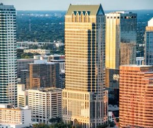 Der Devisenmarkt bietet die Möglichkeit, von den Schwankungen zwischen globalen Währungen in einem hochliquiden Markt zu profitieren, der 24 Stunden am Tag gehandelt wird. Aufgrund des Hebels, der starken Volatilität und der Auswirkungen makroökonomischer Nachrichten ist er jedoch auch ein risikoreiches Terrain. Entscheidend ist, mit einer klaren Strategie, einem strikten Risikomanagement und nur mit Kapital zu handeln, dessen Verlust man sich leisten kann, ohne die eigene finanzielle Stabilität zu gefährden.