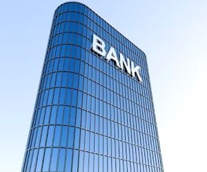 Der Devisenmarkt bietet die Möglichkeit, von den Schwankungen zwischen globalen Währungen in einem hochliquiden Markt zu profitieren, der 24 Stunden am Tag gehandelt wird. Aufgrund des Hebels, der starken Volatilität und der Auswirkungen makroökonomischer Nachrichten ist er jedoch auch ein risikoreiches Terrain. Entscheidend ist, mit einer klaren Strategie, einem strikten Risikomanagement und nur mit Kapital zu handeln, dessen Verlust man sich leisten kann, ohne die eigene finanzielle Stabilität zu gefährden.