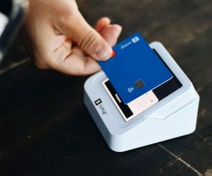 Rohstoffe wie Gold, Öl, Agrarprodukte und Industriemetalle bieten Möglichkeiten zur Portfoliodiversifizierung und zum Inflationsschutz, bergen aber aufgrund von Preisschwankungen, geopolitischen Spannungen und Angebots-Nachfrage-Schocks auch hohe Risiken. Entscheidend ist, mit einer klaren Strategie, einem Verständnis der zugrunde liegenden Markttreiber und ausschließlich mit Kapital zu investieren, das die finanzielle Stabilität nicht gefährdet.[Hier fehlt der Text, der die Anlagestrategie beschreibt und die die finanzielle Stabilität gefährdet.]