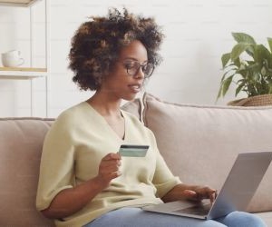 Der Devisenmarkt bietet die Möglichkeit, von den Schwankungen zwischen globalen Währungen in einem hochliquiden Markt zu profitieren, der 24 Stunden am Tag gehandelt wird. Aufgrund des Hebels, der starken Volatilität und der Auswirkungen makroökonomischer Nachrichten ist er jedoch auch ein risikoreiches Terrain. Entscheidend ist, mit einer klaren Strategie, einem strikten Risikomanagement und nur mit Kapital zu handeln, dessen Verlust man sich leisten kann, ohne die eigene finanzielle Stabilität zu gefährden.