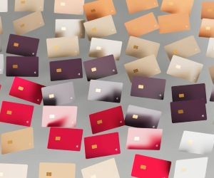 Investitionen ermöglichen es Ihnen, Ihr Vermögen im Laufe der Zeit zu vermehren, indem Sie Ihr Geld in Vermögenswerte wie Aktien, Anleihen, Fonds, Immobilien und mehr anlegen. Sie bergen jedoch immer Risiken, darunter Marktschwankungen, potenzieller Kapitalverlust und Inflation, die die Rendite schmälert. Entscheidend ist, mit einer klaren Strategie, einer angemessenen Diversifizierung und nur mit Kapital zu investieren, das Ihre finanzielle Stabilität nicht gefährdet....