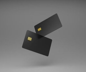 Der Devisenmarkt bietet die Möglichkeit, von den Schwankungen zwischen globalen Währungen in einem hochliquiden Markt zu profitieren, der 24 Stunden am Tag gehandelt wird. Aufgrund des Hebels, der starken Volatilität und der Auswirkungen makroökonomischer Nachrichten ist er jedoch auch ein risikoreiches Terrain. Entscheidend ist, mit einer klaren Strategie, einem strikten Risikomanagement und nur mit Kapital zu handeln, dessen Verlust man sich leisten kann, ohne die eigene finanzielle Stabilität zu gefährden.