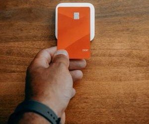 Rohstoffe wie Gold, Öl, Agrarprodukte und Industriemetalle bieten Möglichkeiten zur Portfoliodiversifizierung und zum Inflationsschutz, bergen aber aufgrund von Preisschwankungen, geopolitischen Spannungen und Angebots-Nachfrage-Schocks auch hohe Risiken. Entscheidend ist, mit einer klaren Strategie, einem Verständnis der zugrunde liegenden Markttreiber und ausschließlich mit Kapital zu investieren, das die finanzielle Stabilität nicht gefährdet.[Hier fehlt der Text, der die Anlagestrategie beschreibt und die die finanzielle Stabilität gefährdet.]