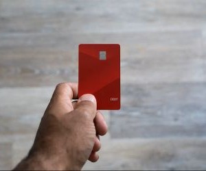 Der Devisenmarkt bietet die Möglichkeit, von den Schwankungen zwischen globalen Währungen in einem hochliquiden Markt zu profitieren, der 24 Stunden am Tag gehandelt wird. Aufgrund des Hebels, der starken Volatilität und der Auswirkungen makroökonomischer Nachrichten ist er jedoch auch ein risikoreiches Terrain. Entscheidend ist, mit einer klaren Strategie, einem strikten Risikomanagement und nur mit Kapital zu handeln, dessen Verlust man sich leisten kann, ohne die eigene finanzielle Stabilität zu gefährden.