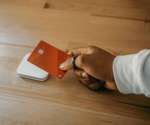 Der Devisenmarkt bietet die Möglichkeit, von den Schwankungen zwischen globalen Währungen in einem hochliquiden Markt zu profitieren, der 24 Stunden am Tag gehandelt wird. Aufgrund des Hebels, der starken Volatilität und der Auswirkungen makroökonomischer Nachrichten ist er jedoch auch ein risikoreiches Terrain. Entscheidend ist, mit einer klaren Strategie, einem strikten Risikomanagement und nur mit Kapital zu handeln, dessen Verlust man sich leisten kann, ohne die eigene finanzielle Stabilität zu gefährden.