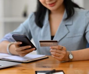 Der Devisenmarkt bietet die Möglichkeit, von den Schwankungen zwischen globalen Währungen in einem hochliquiden Markt zu profitieren, der 24 Stunden am Tag gehandelt wird. Aufgrund des Hebels, der starken Volatilität und der Auswirkungen makroökonomischer Nachrichten ist er jedoch auch ein risikoreiches Terrain. Entscheidend ist, mit einer klaren Strategie, einem strikten Risikomanagement und nur mit Kapital zu handeln, dessen Verlust man sich leisten kann, ohne die eigene finanzielle Stabilität zu gefährden.