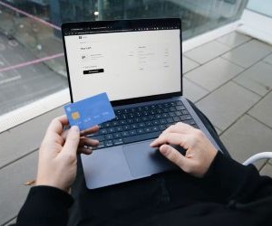 Der Devisenmarkt bietet die Möglichkeit, von den Schwankungen zwischen globalen Währungen in einem hochliquiden Markt zu profitieren, der 24 Stunden am Tag gehandelt wird. Aufgrund des Hebels, der starken Volatilität und der Auswirkungen makroökonomischer Nachrichten ist er jedoch auch ein risikoreiches Terrain. Entscheidend ist, mit einer klaren Strategie, einem strikten Risikomanagement und nur mit Kapital zu handeln, dessen Verlust man sich leisten kann, ohne die eigene finanzielle Stabilität zu gefährden.