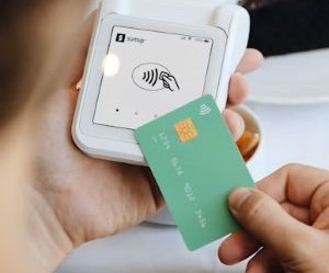 Der Devisenmarkt bietet die Möglichkeit, von den Schwankungen zwischen globalen Währungen in einem hochliquiden Markt zu profitieren, der 24 Stunden am Tag gehandelt wird. Aufgrund des Hebels, der starken Volatilität und der Auswirkungen makroökonomischer Nachrichten ist er jedoch auch ein risikoreiches Terrain. Entscheidend ist, mit einer klaren Strategie, einem strikten Risikomanagement und nur mit Kapital zu handeln, dessen Verlust man sich leisten kann, ohne die eigene finanzielle Stabilität zu gefährden.