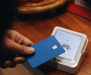 Der Devisenmarkt bietet die Möglichkeit, von den Schwankungen zwischen globalen Währungen in einem hochliquiden Markt zu profitieren, der 24 Stunden am Tag gehandelt wird. Aufgrund des Hebels, der starken Volatilität und der Auswirkungen makroökonomischer Nachrichten ist er jedoch auch ein risikoreiches Terrain. Entscheidend ist, mit einer klaren Strategie, einem strikten Risikomanagement und nur mit Kapital zu handeln, dessen Verlust man sich leisten kann, ohne die eigene finanzielle Stabilität zu gefährden.