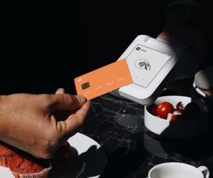 Der Devisenmarkt bietet die Möglichkeit, von den Schwankungen zwischen globalen Währungen in einem hochliquiden Markt zu profitieren, der 24 Stunden am Tag gehandelt wird. Aufgrund des Hebels, der starken Volatilität und der Auswirkungen makroökonomischer Nachrichten ist er jedoch auch ein risikoreiches Terrain. Entscheidend ist, mit einer klaren Strategie, einem strikten Risikomanagement und nur mit Kapital zu handeln, dessen Verlust man sich leisten kann, ohne die eigene finanzielle Stabilität zu gefährden.