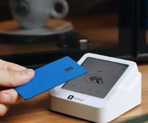 Der Devisenmarkt bietet die Möglichkeit, von den Schwankungen zwischen globalen Währungen in einem hochliquiden Markt zu profitieren, der 24 Stunden am Tag gehandelt wird. Aufgrund des Hebels, der starken Volatilität und der Auswirkungen makroökonomischer Nachrichten ist er jedoch auch ein risikoreiches Terrain. Entscheidend ist, mit einer klaren Strategie, einem strikten Risikomanagement und nur mit Kapital zu handeln, dessen Verlust man sich leisten kann, ohne die eigene finanzielle Stabilität zu gefährden.