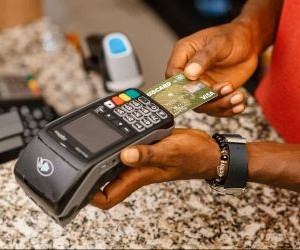 Der Devisenmarkt bietet die Möglichkeit, von den Schwankungen zwischen globalen Währungen in einem hochliquiden Markt zu profitieren, der 24 Stunden am Tag gehandelt wird. Aufgrund des Hebels, der starken Volatilität und der Auswirkungen makroökonomischer Nachrichten ist er jedoch auch ein risikoreiches Terrain. Entscheidend ist, mit einer klaren Strategie, einem strikten Risikomanagement und nur mit Kapital zu handeln, dessen Verlust man sich leisten kann, ohne die eigene finanzielle Stabilität zu gefährden.