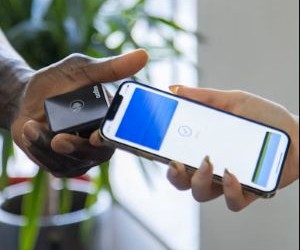 Aktien bieten das Potenzial für langfristiges Wachstum und Dividendeneinnahmen durch Investitionen in Unternehmen, die im Laufe der Zeit Wert schaffen. Allerdings bergen sie aufgrund von Marktschwankungen, Konjunkturzyklen und unternehmensspezifischen Ereignissen auch erhebliche Risiken. Entscheidend ist, mit einer klaren Strategie, angemessener Diversifizierung und nur mit Kapital zu investieren, das die finanzielle Stabilität nicht gefährdet.